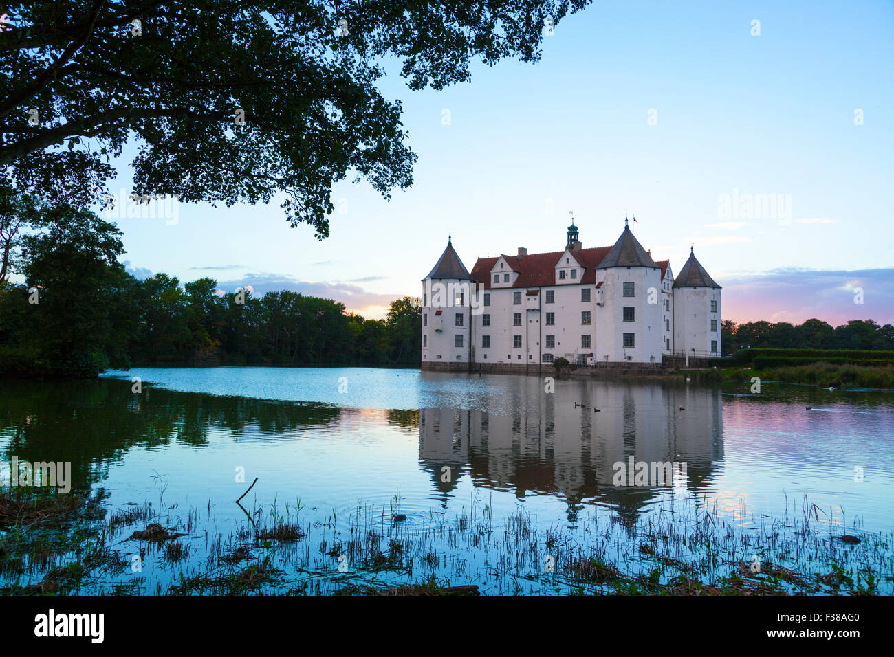 Glücksburg Château d'eau dans le coucher du soleil Banque D'Images