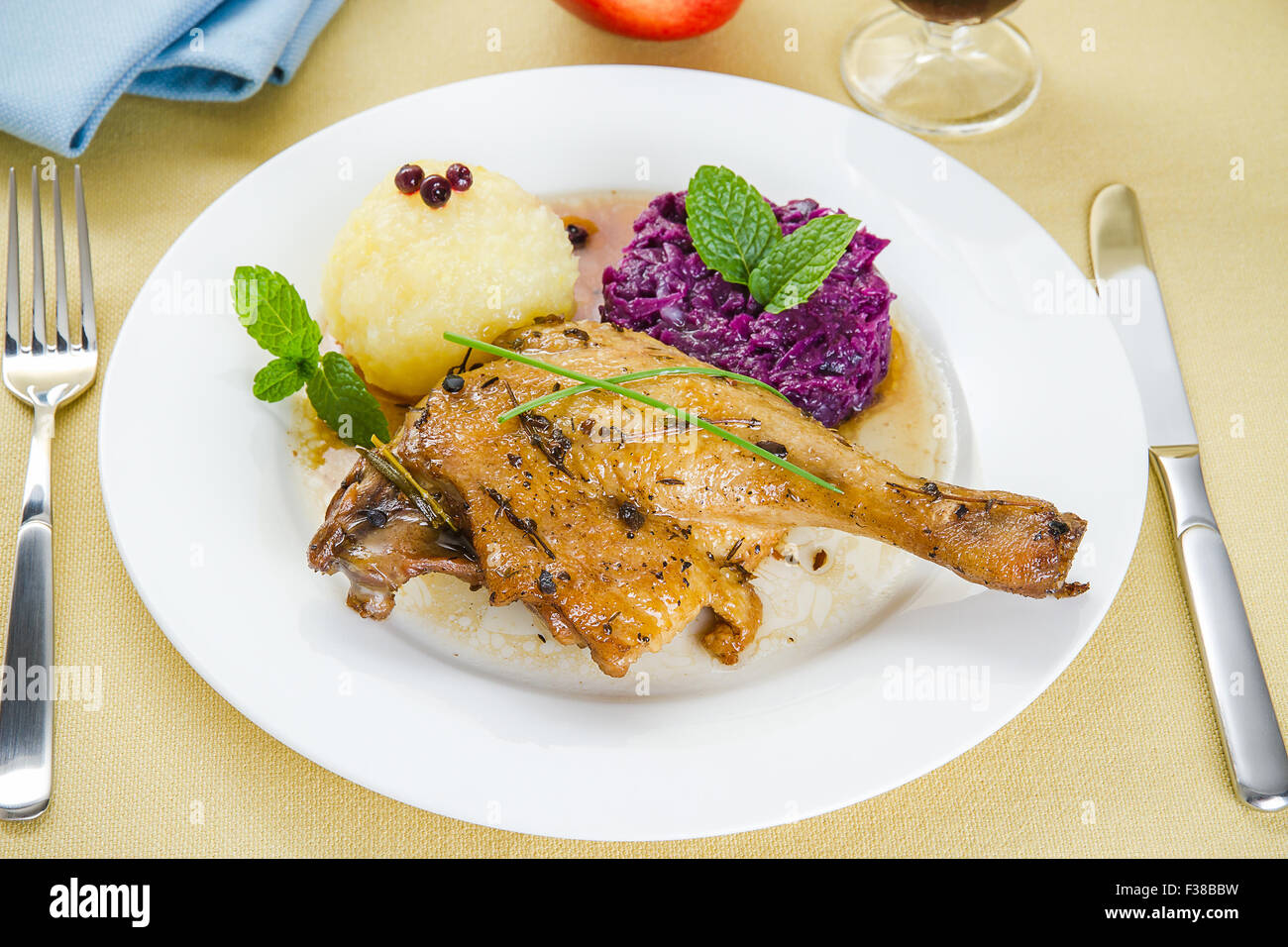 Cuisse de canard, boulettes de pommes de terre, choux rouge et sauce, vue d'en haut Banque D'Images