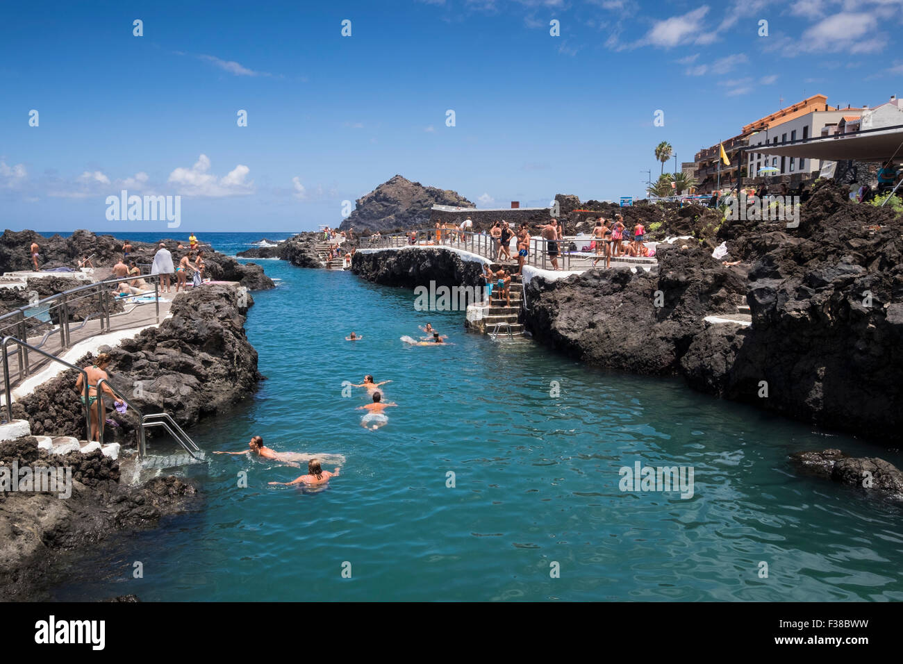 La mer piscines à Garachico populaires avec des nageurs au cours de l'été calme, Tenerife, Canaries, Espagne. Banque D'Images