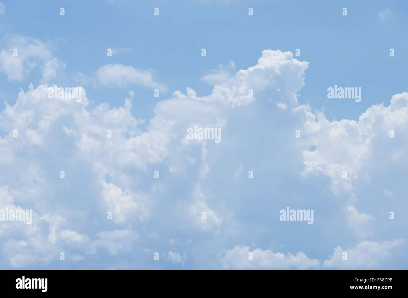 Les nuages blancs dans le fond de ciel bleu Banque D'Images