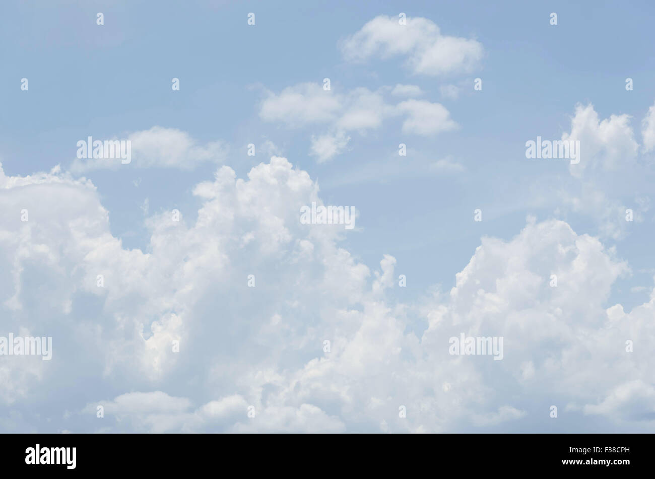 Les nuages blancs dans le fond de ciel bleu Banque D'Images