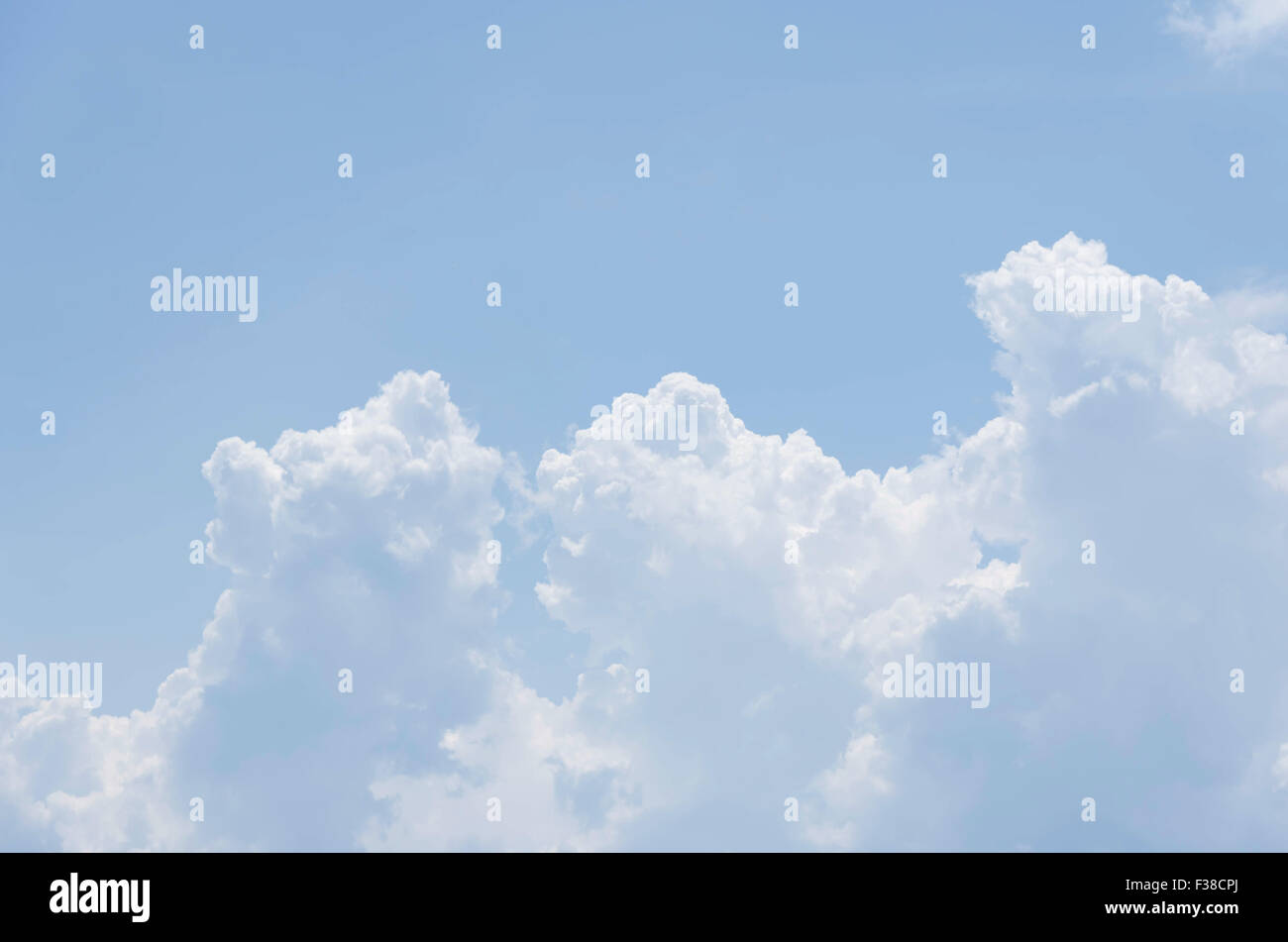 Les nuages blancs dans le fond de ciel bleu Banque D'Images