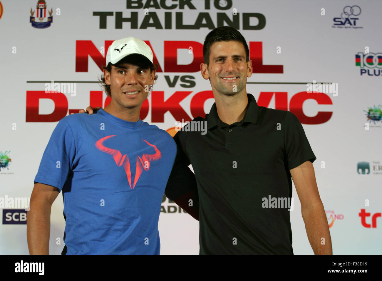 Bangkok en Thaïlande. 1er octobre 2015. Les joueurs de tennis Rafael Nadal l'Espagne (L) et de la Serbie de Novak Djokovic (R) posent pour une photo lors d'une conférence de presse. Djokovic est réglé pour jouer contre Nadal le 2 octobre pour une exposition match de tennis à Bangkok. Crédit : John Vincent/Alamy Live News Banque D'Images