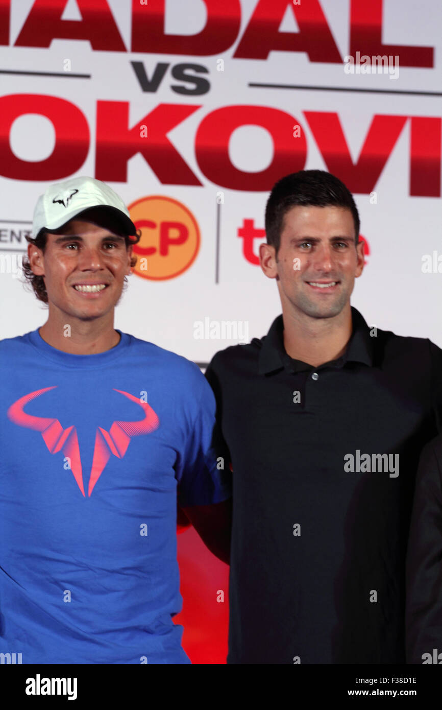 Bangkok en Thaïlande. 1er octobre 2015. Les joueurs de tennis Rafael Nadal l'Espagne (L) et de la Serbie de Novak Djokovic (R) posent pour une photo lors d'une conférence de presse. Djokovic est réglé pour jouer contre Nadal le 2 octobre pour une exposition match de tennis à Bangkok. Crédit : John Vincent/Alamy Live News Banque D'Images