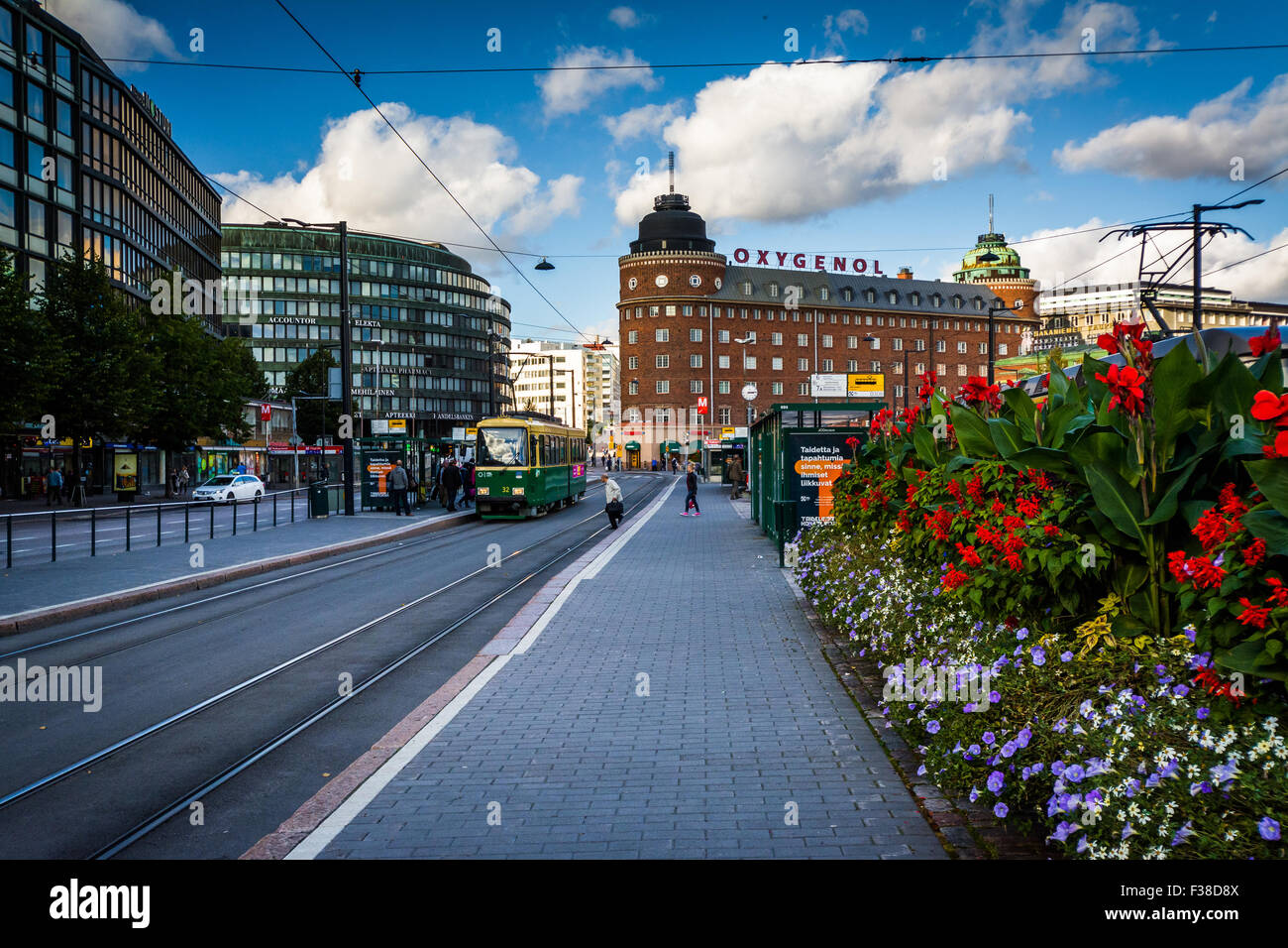Jardin et bâtiments le long Siltasaarenkatu à Helsinki, en Finlande. Banque D'Images