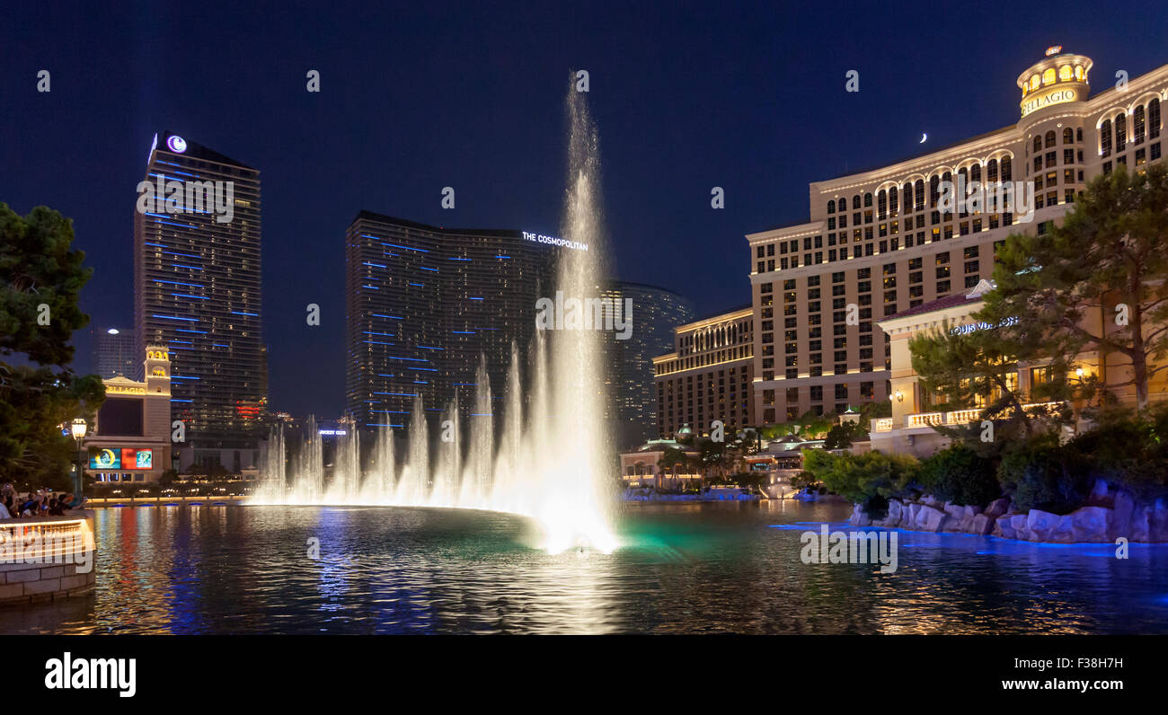 Une vue de nuit de l'eau danse en face de l'hôtel Bellagio à Las Vegas. Banque D'Images