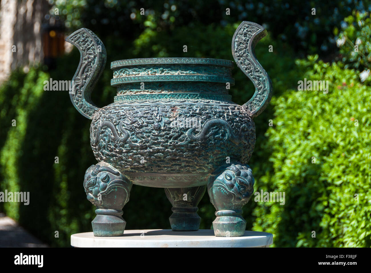 Bol en cuivre dans les jardins suspendus de Haïfa Banque D'Images