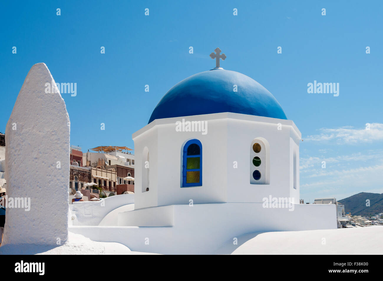 Église avec dôme à Oia à Santorin sur une journée ensoleillée Banque D'Images