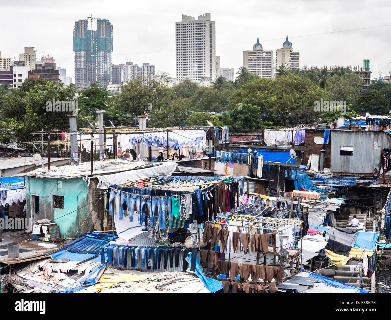 Dhobi Ghat, le plus grand producteur mondial d'une blanchisserie, le séchage des vêtements en dehors de Mumbai, Inde Banque D'Images