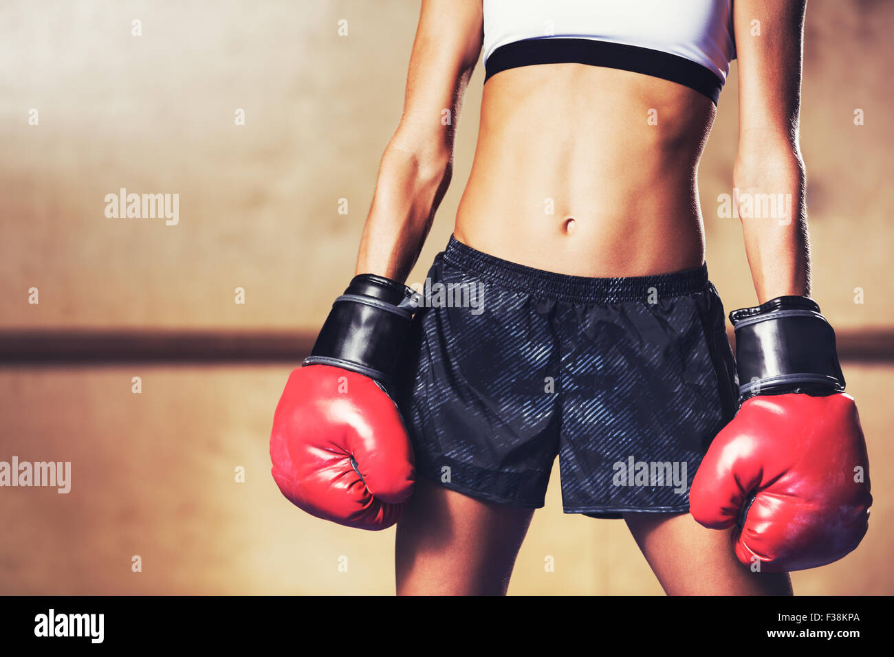 Belle femme avec le rouge des gants de boxe. Boxer attrayant. Banque D'Images