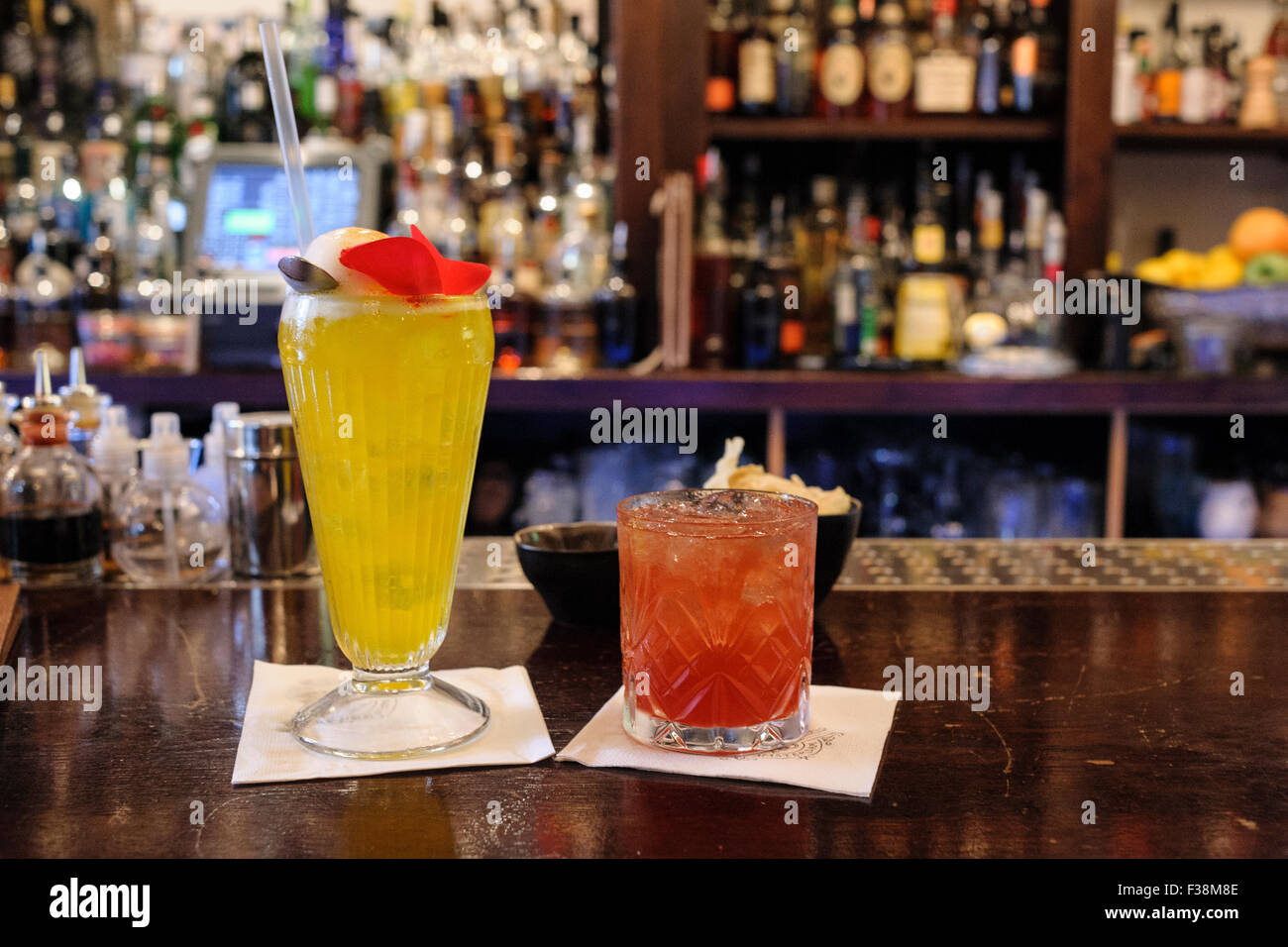 Cocktails, Tales et spiritueux bar, Amsterdam, Pays-Bas, Europe Banque D'Images