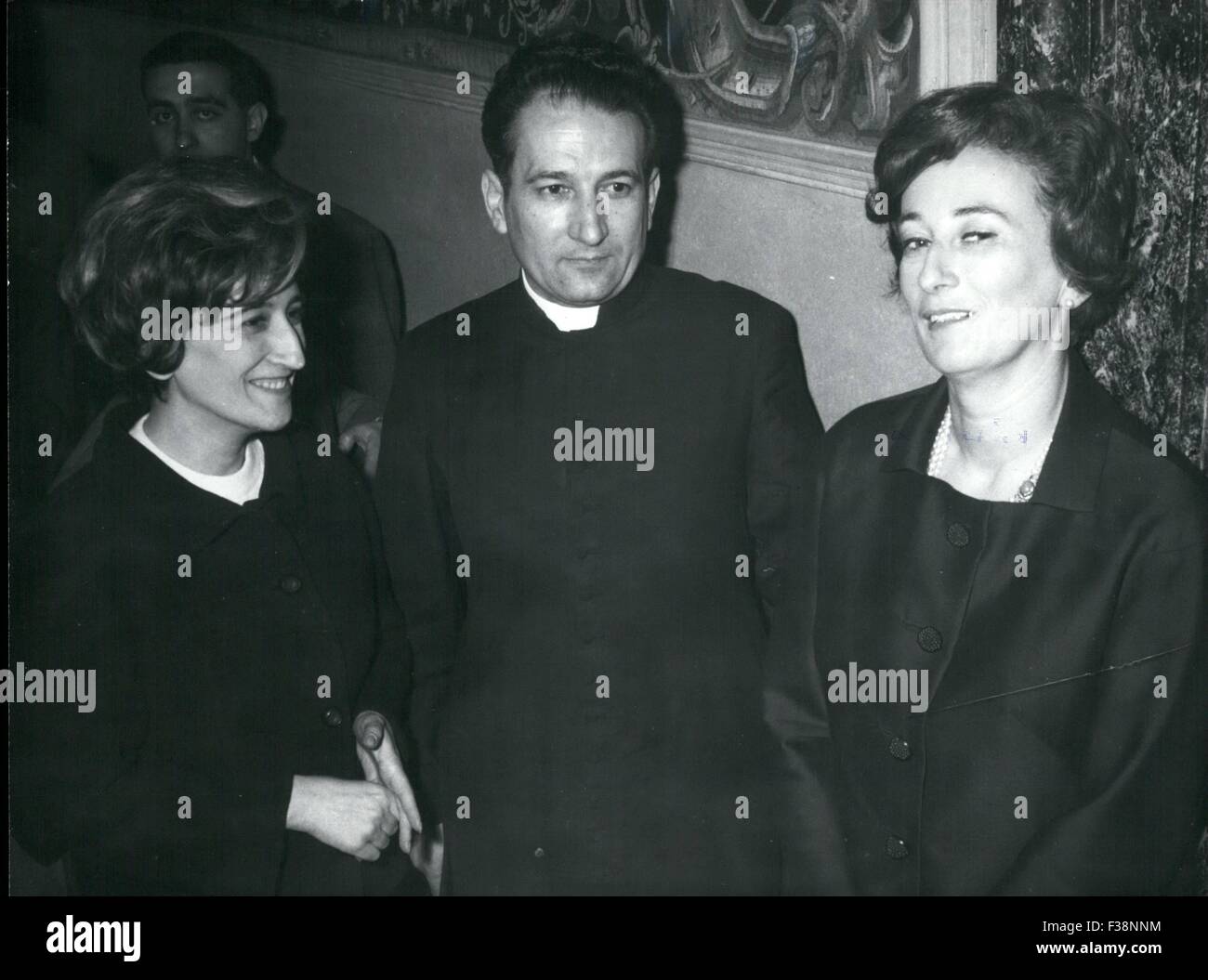 1966 - Prêtre diplomate espagnol publié Le Rt. Rév. Mgr. Marcas Ussia, Conseiller ecclésiastique de l'ambassade d'Espagne auprès du Saint-Siège, a été rapporté enlevé par l'Francists dans une tentative de forcer le Pape Paul VI d'intervenir pour la libération de prisonniers politiques en Espagne. Aujourd'hui, après 12 jours, a été libéré dans une zone peu près de Rome. OPS : Mgr. Marcas Ussia et ses soeurs Rosarie et Begegna. 110566/Vergès/Keystone Rome © Keystone Photos USA/ZUMAPRESS.com/Alamy Live News Banque D'Images