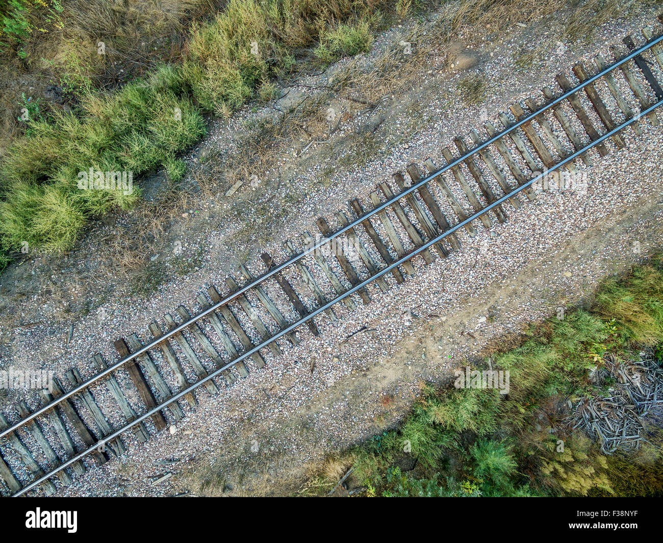 Vue aérienne de la seule voie ferrée en arrière pays avec certaines mauvaises herbes et corbeille Banque D'Images