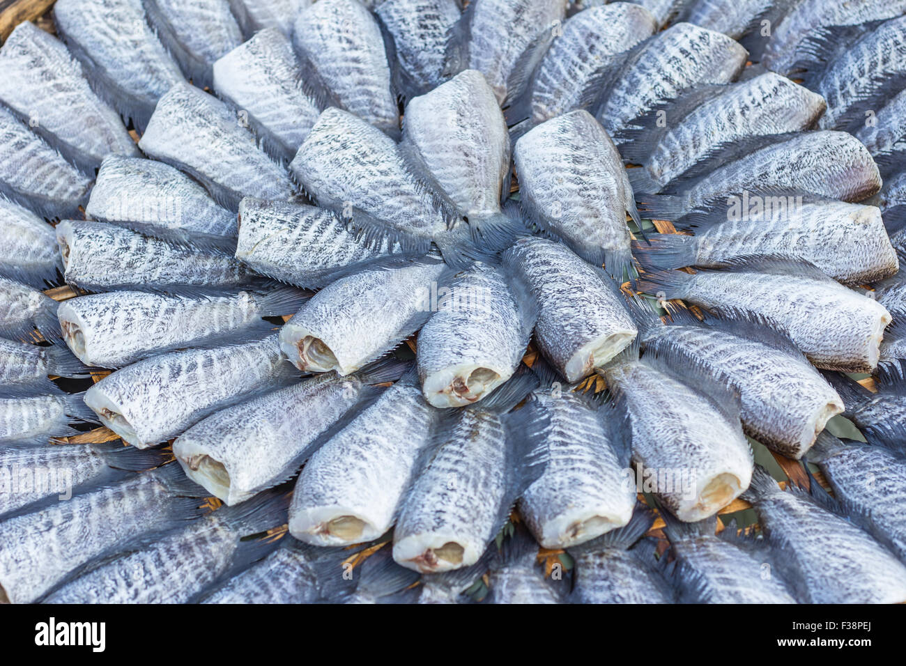 Poissons séchés d'aliments locaux au marché libre Banque D'Images