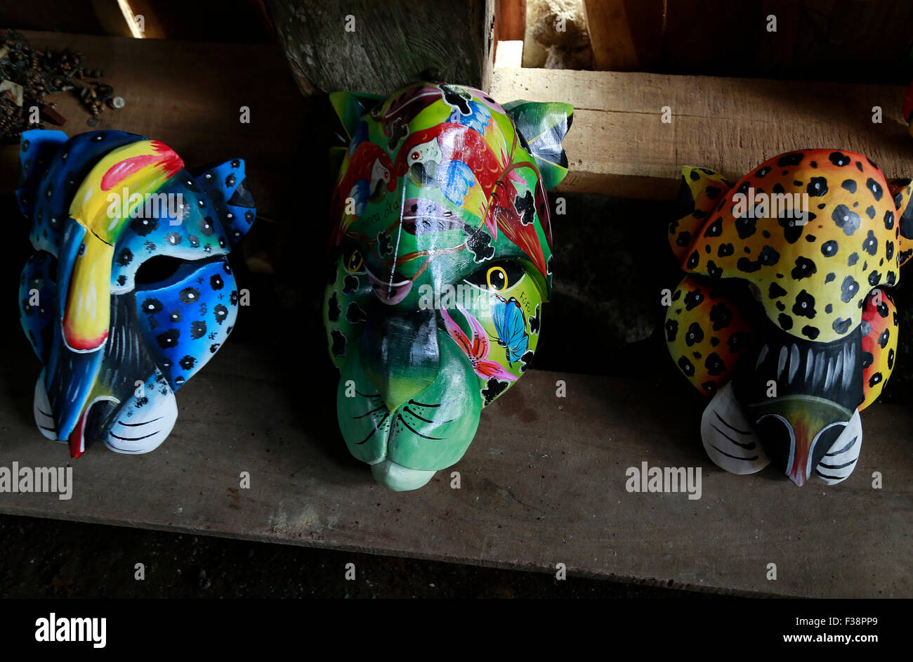 Alajuela. 27 Sep, 2015. Image prise le 27 septembre 2015 montre des masques en bois faites par les indigènes de la tribu Maleku, exposés à la vente à proximité de l'Arenal Volcano National Park, dans la province d'Alajuela, à 90km au nord-ouest de San José, capitale du Costa Rica. Volcan Arenal, sur les rives du lac du même nom, est un volcan actif et le parc, est l'un des plus beaux parcs nationaux au Costa Rica. © Kent Gilbert/Xinhua/Alamy Live News Banque D'Images