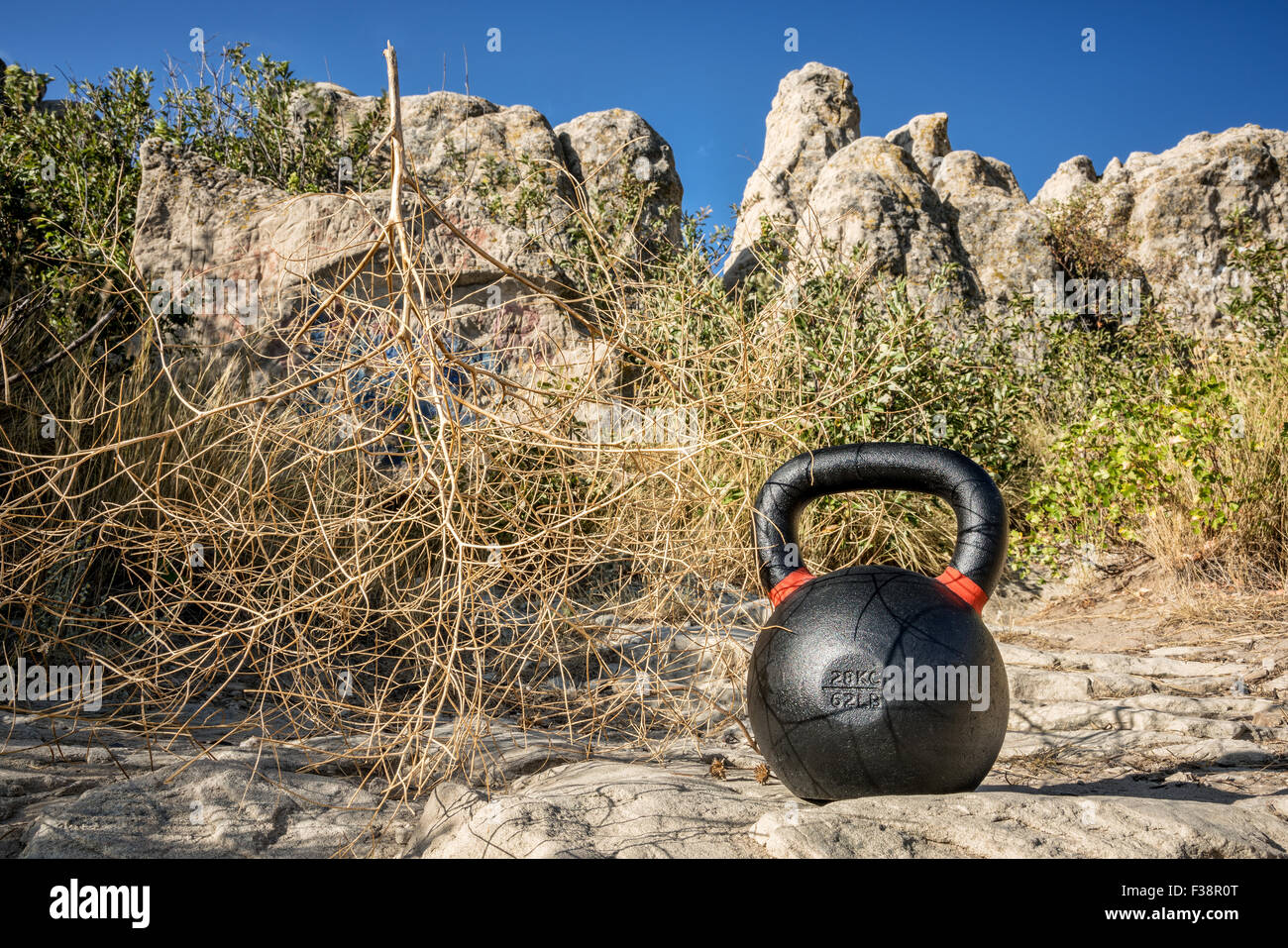 Concept de remise en forme en plein air - heavy iron kettlebell à affleurement rocheux avec une tumbleweed Banque D'Images