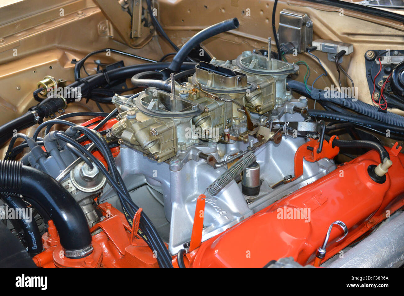 Un Dodge 440 Six Pack moteur sur l'affichage à une exposition de voiture. Banque D'Images