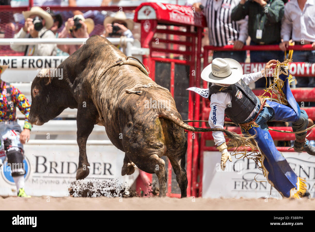 Bull rider Tyler Smith est lancée à partir de bourgeons Hey au Cheyenne Frontier Days à Frontier Park Arena le 24 juillet 2015 à Cheyenne, Wyoming. Frontier Days célèbre les traditions de l'ouest cowboy avec un rodéo, défilé et juste. Banque D'Images