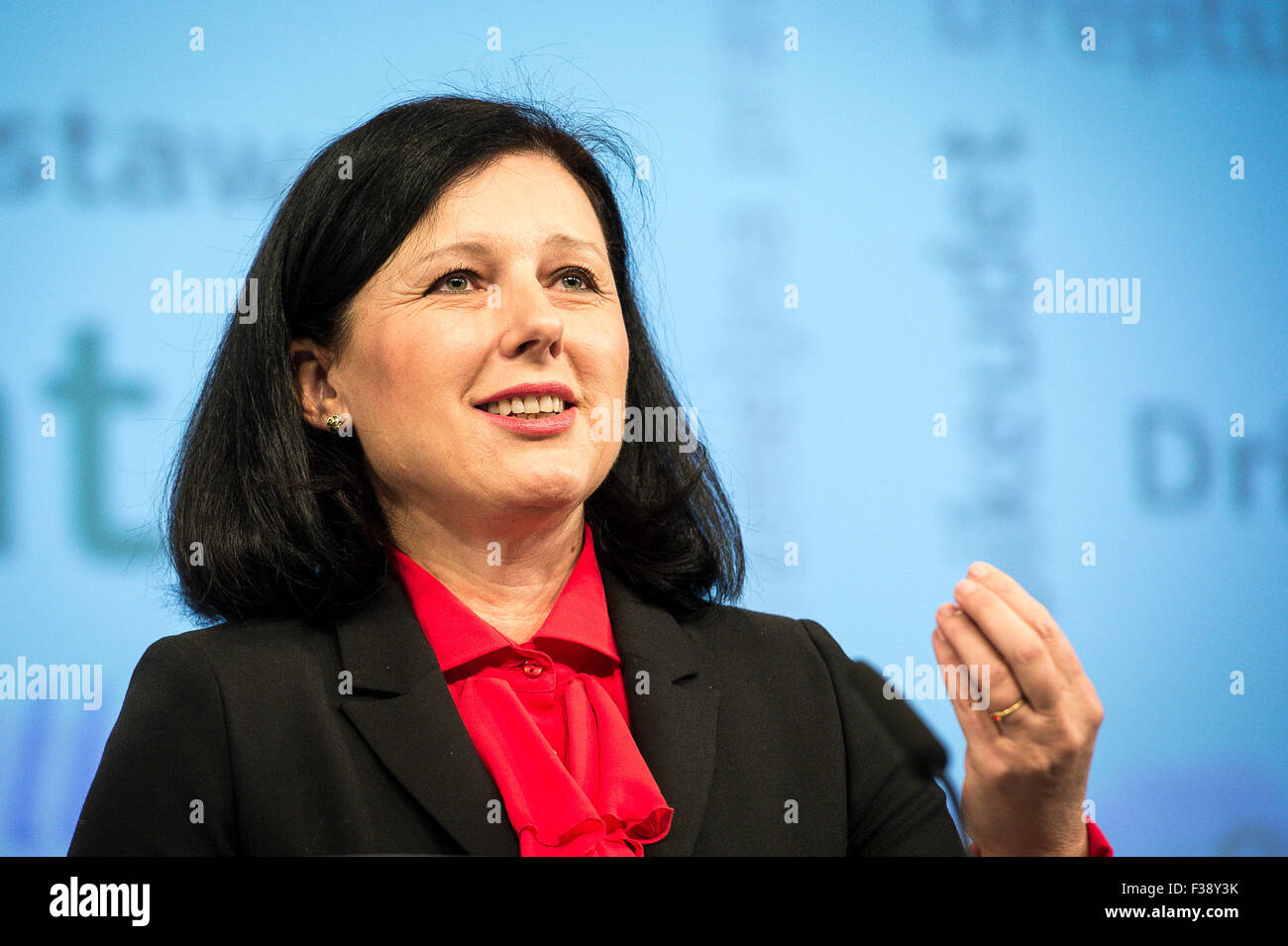 Bruxelles, Belgique. 1er octobre 2015. Vera Jourová, commissaire européen à la justice, des consommateurs et de l'égalité tient une conférence de presse sur le premier Symposium annuel sur les droits fondamentaux - "La tolérance et le respect : pour prévenir et lutter contre l'antisémitisme et l'islamophobie en Europe" au siège de la Commission européenne à Bruxelles, Belgique Le 01.10.2015 Crédit : afp photo alliance/Alamy Live News Banque D'Images