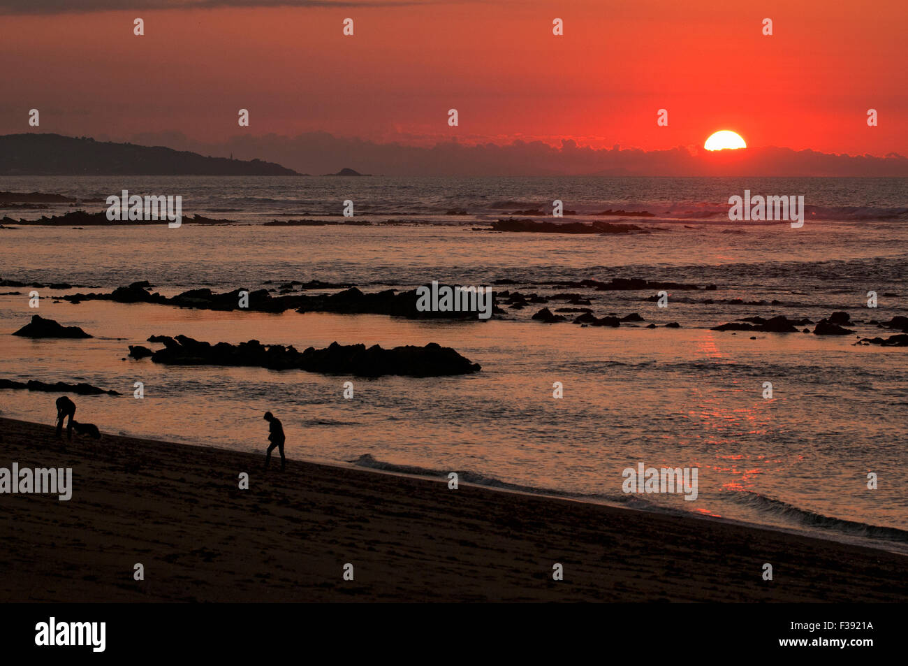 Les gens qui marchent dans la plage d'Erromardie au coucher du soleil. Saint-Jean-de-Luz (Donibane Lohizune). La France. Banque D'Images