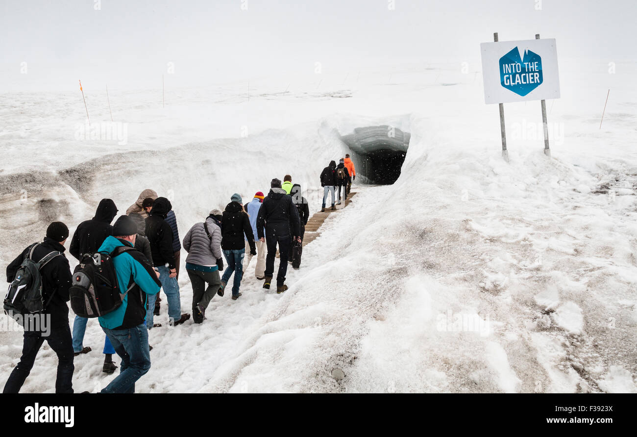 Les touristes en randonnée glaciaire de grotte, dans le Glacier, Glacier  Langjökull, Húsafell, à l'ouest de l'Islande, Islande Photo Stock - Alamy