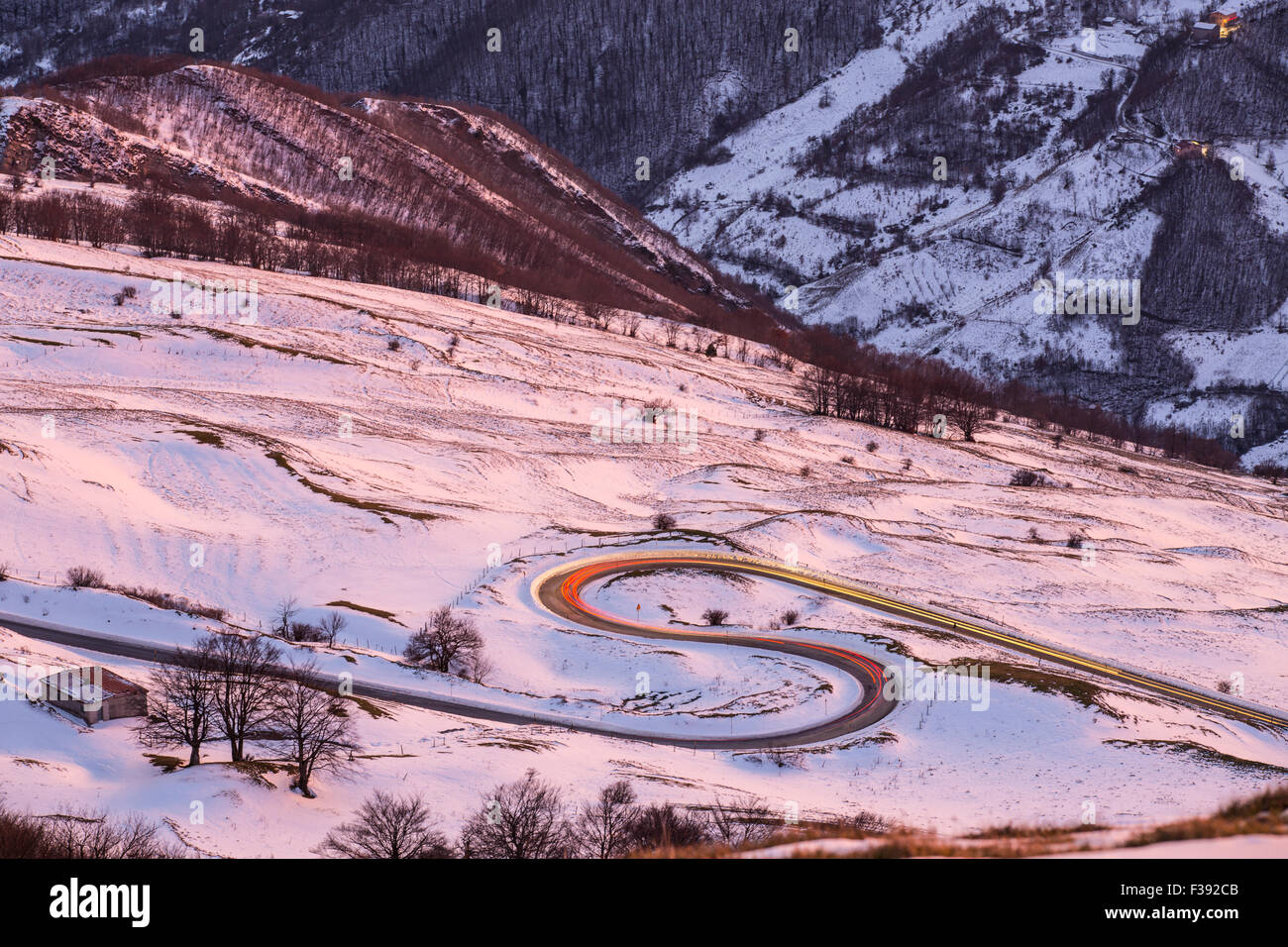 Des virages en épingle et en légèreté d'une voiture, l'hiver coucher du soleil sur le mont Nerone, Monte Nerone dans les Apennins, Marches, Italie Banque D'Images