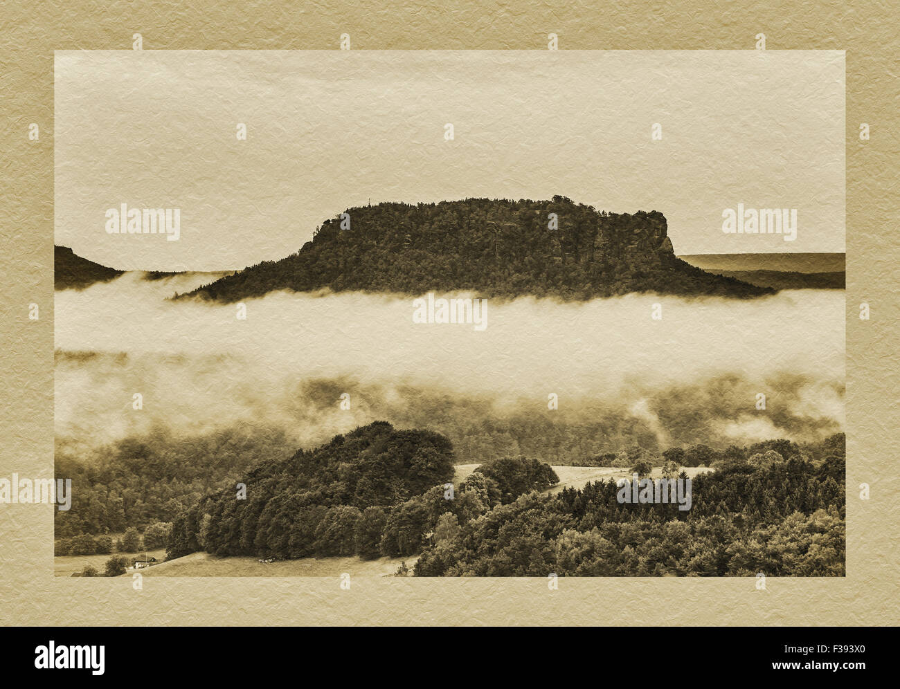 Vue de la Montagne de la table Lilienstein dans le parc national suisse de Saxe, des montagnes de grès de l'Elbe, Saxe, Allemagne, Europe Banque D'Images