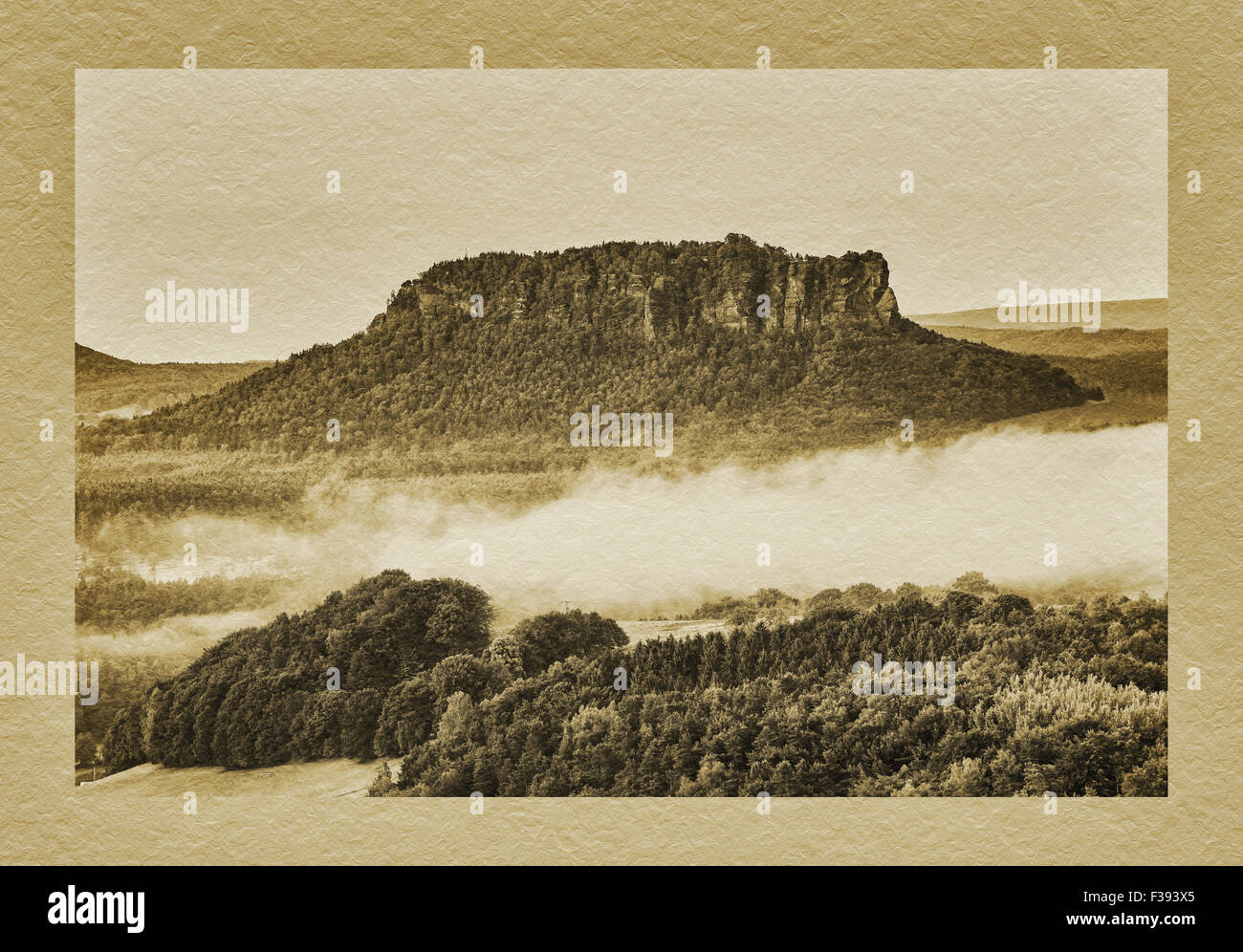 Vue de la Montagne de la table Lilienstein dans le parc national suisse de Saxe, des montagnes de grès de l'Elbe, Saxe, Allemagne, Europe Banque D'Images