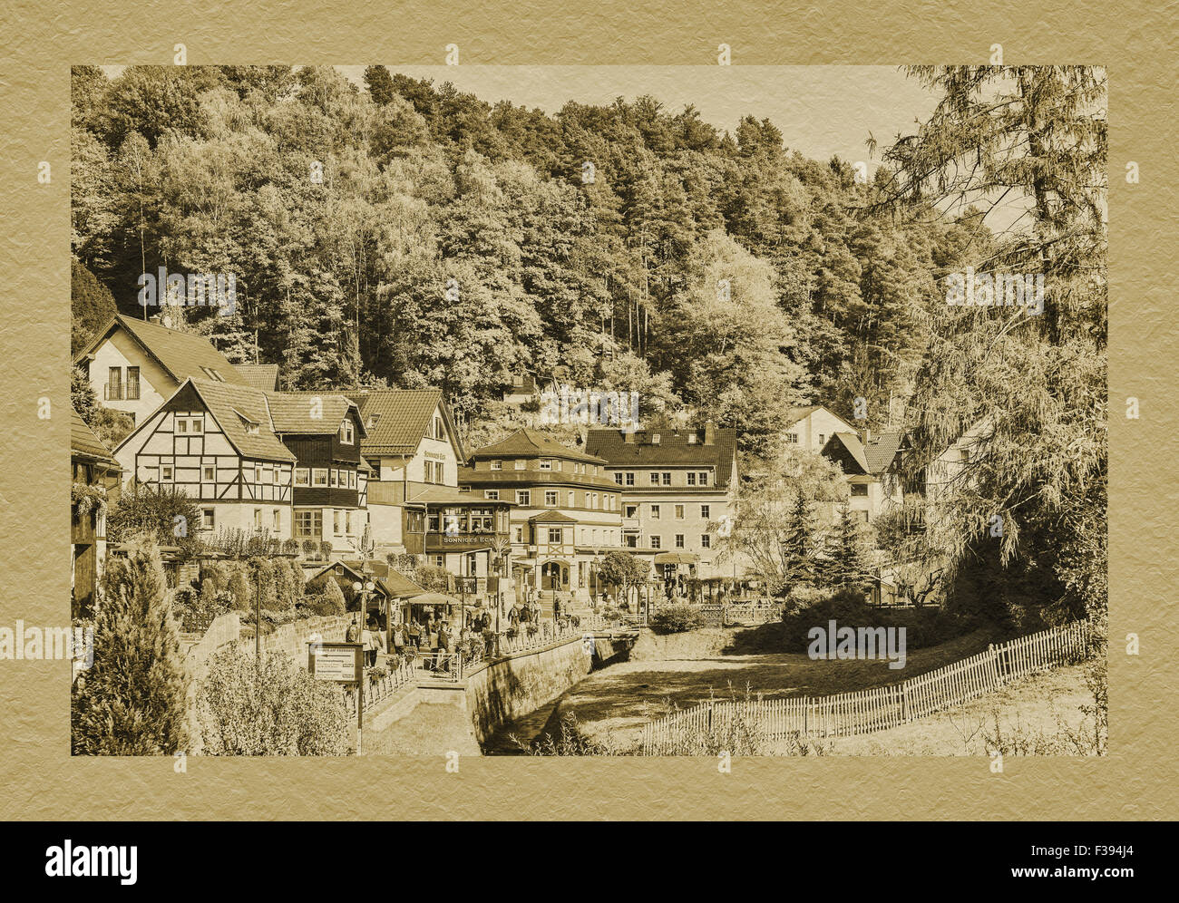 Vue sur Gruenbach River dans le centre de Rathen, Parc National Suisse Saxonne , Saxe, Allemagne, Europe Banque D'Images