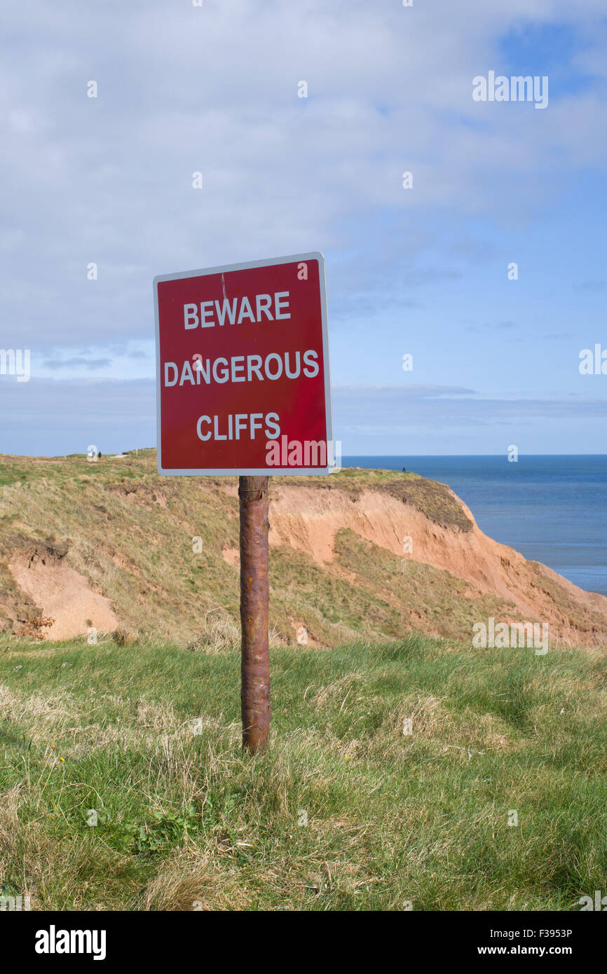 Panneau d'avertissement attention aux falaises dangereuses Banque D'Images