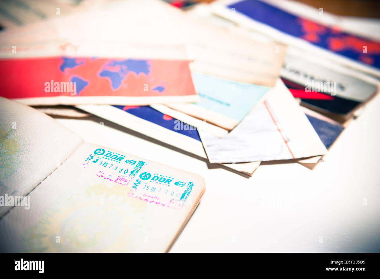 Ancien passeport avec l'Allemagne de l'horodateur et compagnies aériennes billets hors focus en arrière-plan Banque D'Images