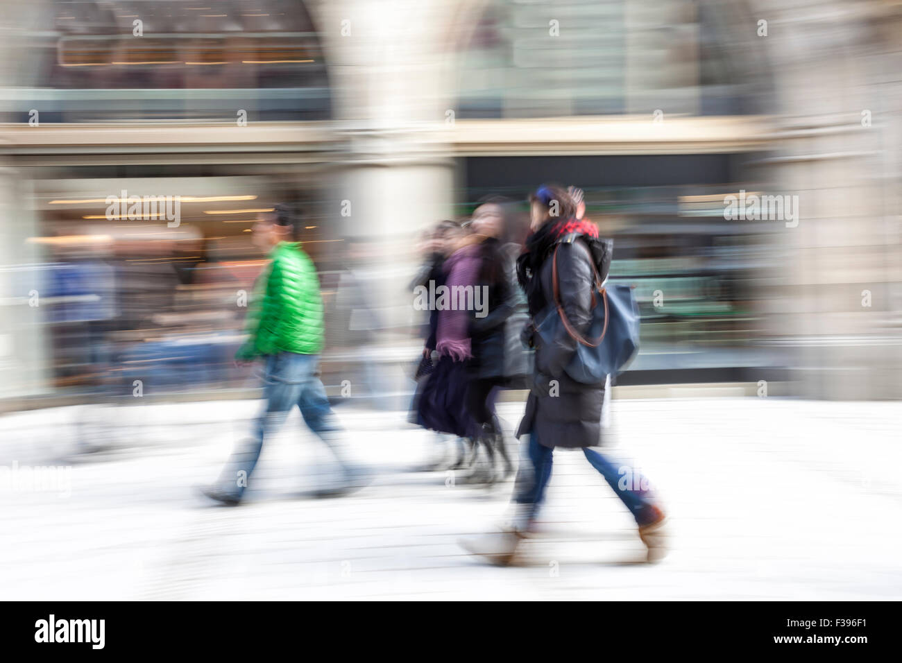 Piétons, floue people walking in city Banque D'Images