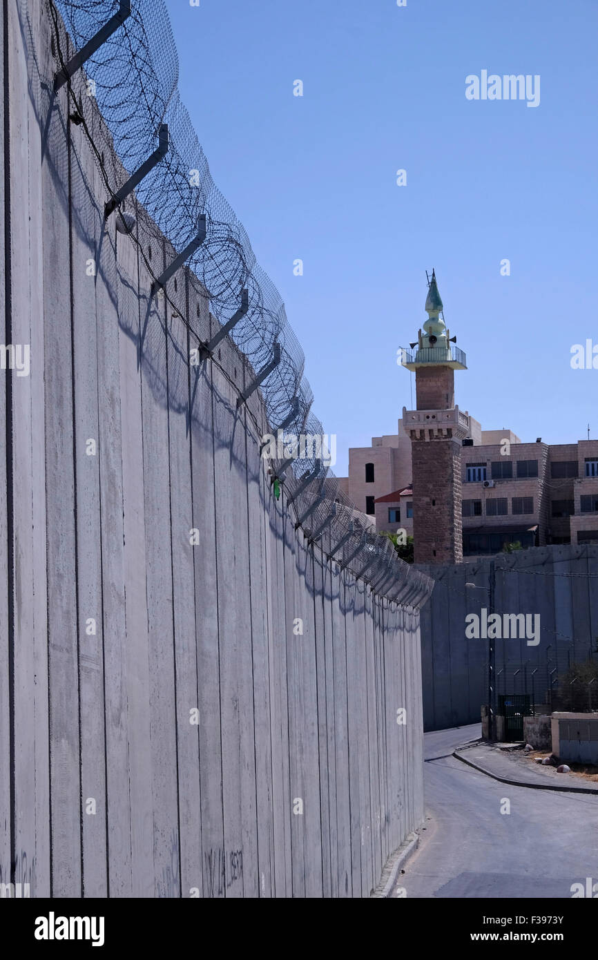 Vue de la barrière de séparation israélienne de Cisjordanie traversant Abou dis ou Abou Deis, communauté palestinienne appartenant au gouvernorat palestinien de Jérusalem, coupée de Jérusalem par le mur de séparation construit par Israël Banque D'Images