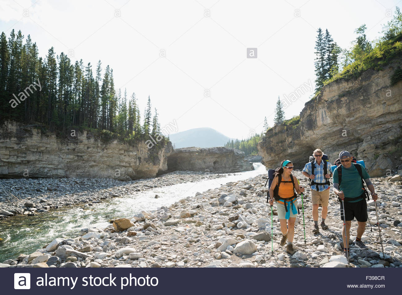 Les randonneurs avec sacs à dos randonnée le long de la rivière escarpée Banque D'Images