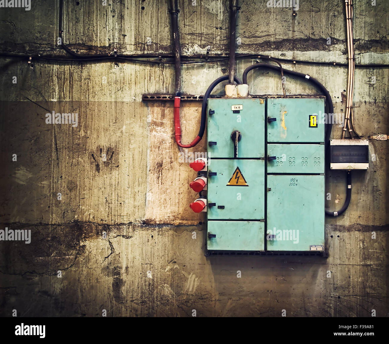 Fort de l'électricité sur vieux mur Banque D'Images