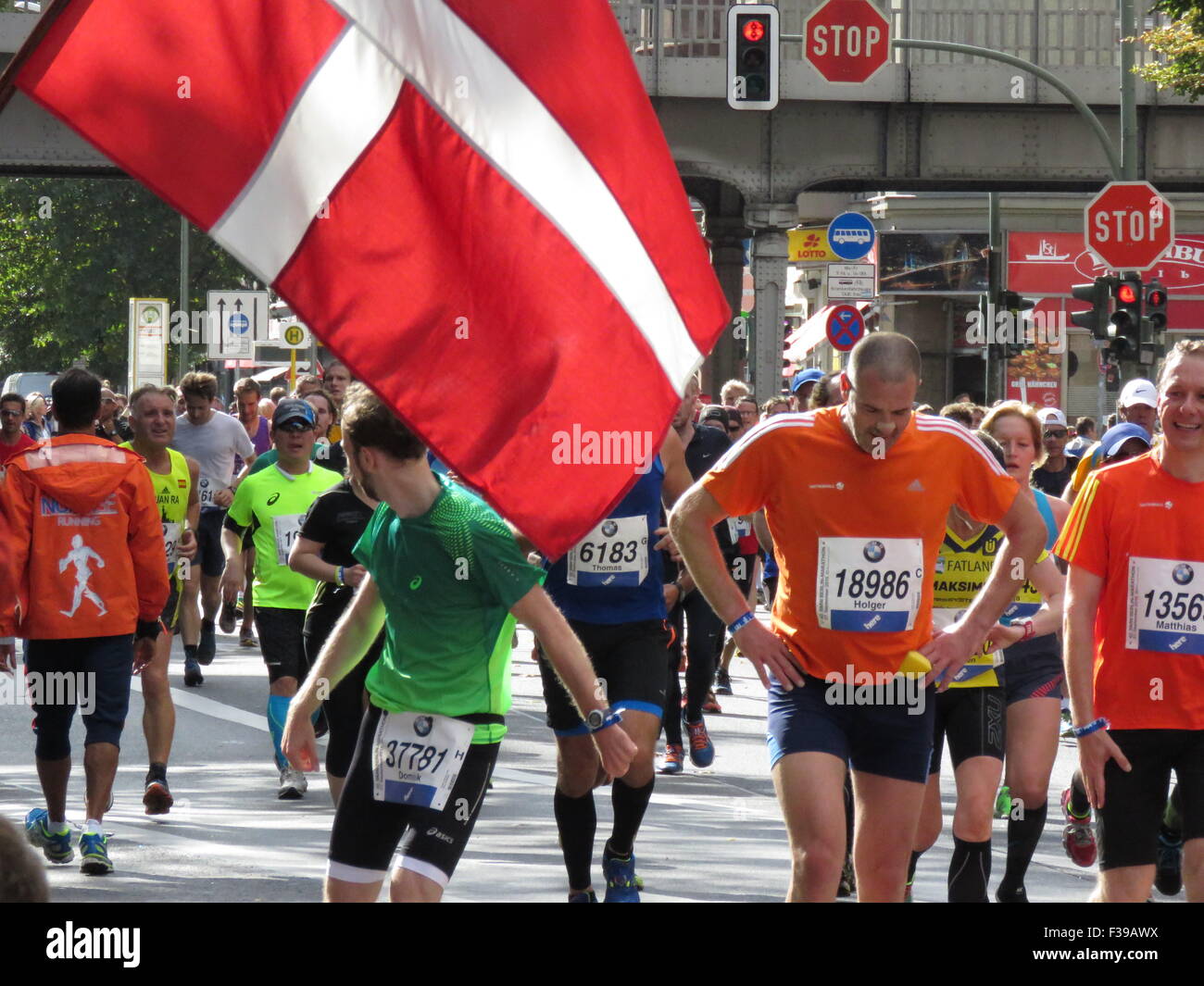 Marathon de Berlin 2015. 2015.09.28 Des milliers d'athlètes d'exécution. Banque D'Images