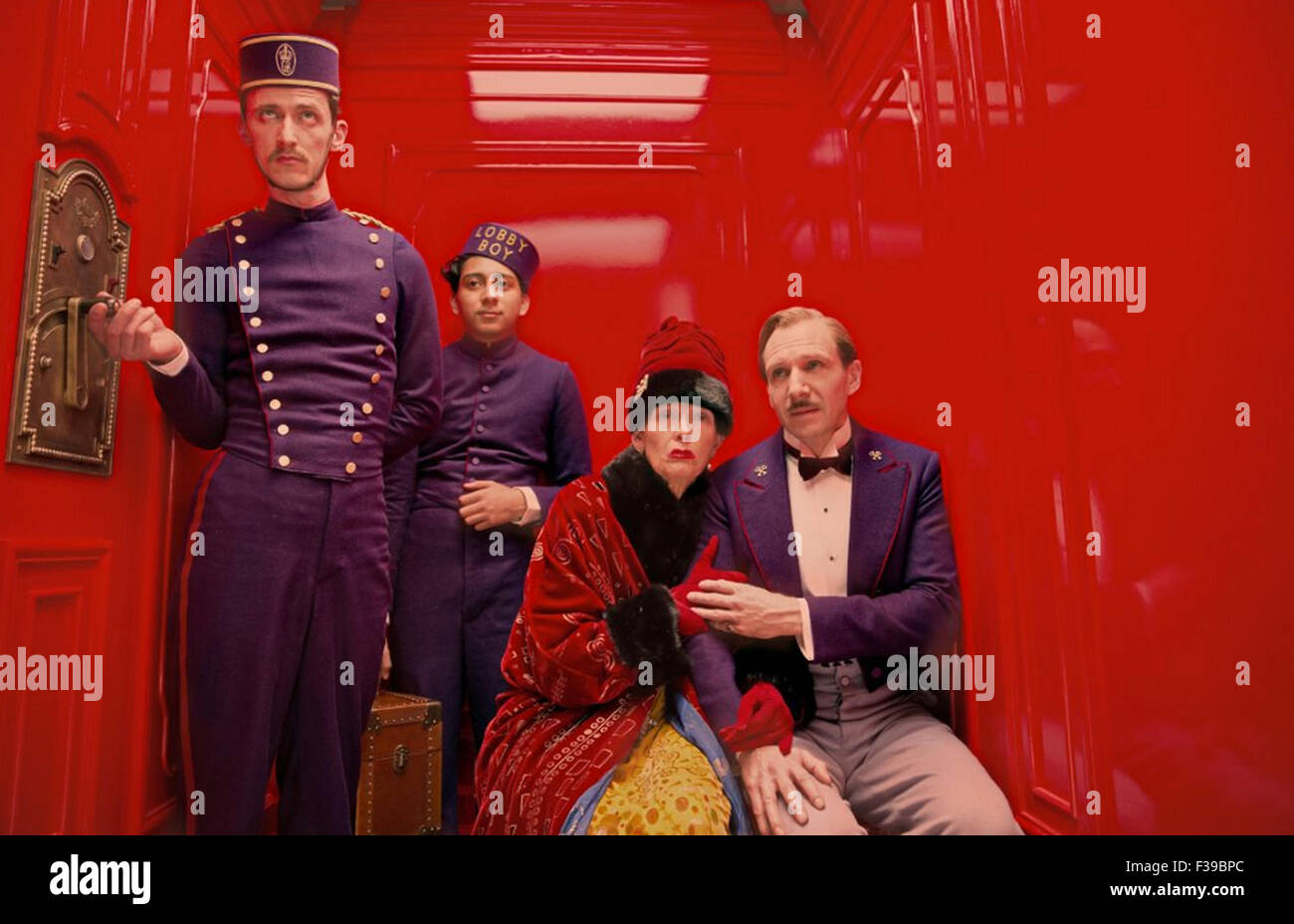 Le Grand Hôtel Budapest 2014 Fox Searchlight film avec Ralph Fiennes à droite avec Tilda Swinton Banque D'Images