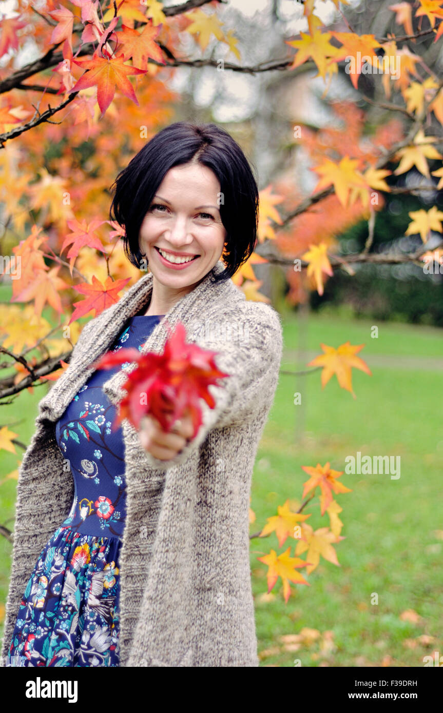 Smiling young woman portrait automne Banque D'Images