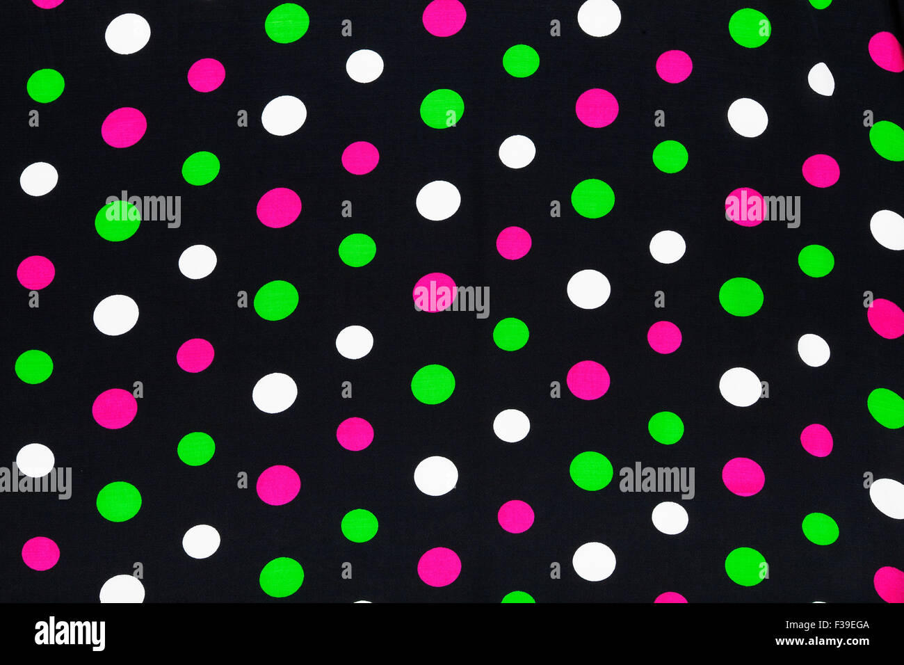 En soie naturelle texture background. Gros plan du textile noir avec rose, vert et blanc Polka Dots Banque D'Images