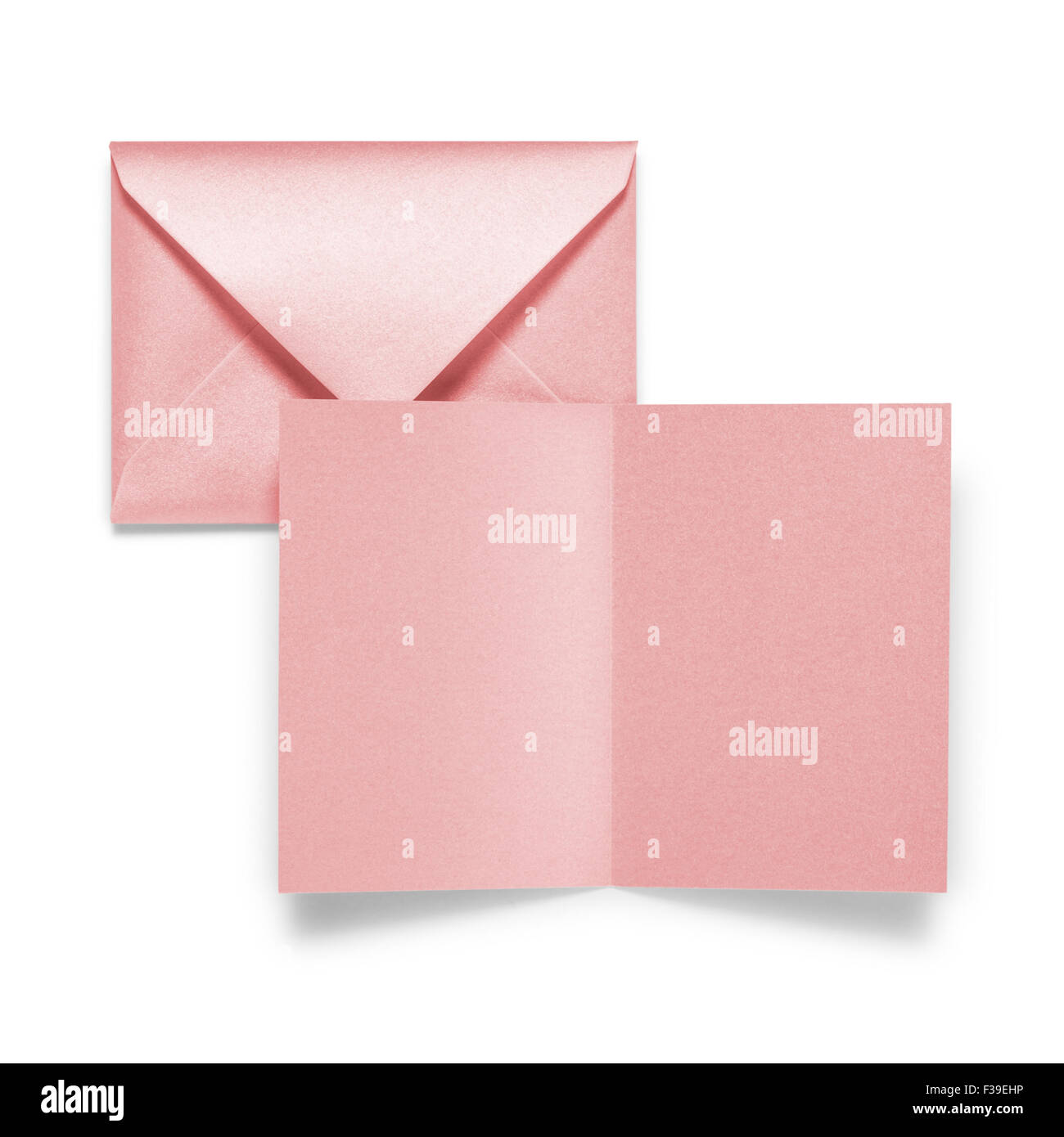 Carte de voeux avec enveloppe rouge sur fond blanc. Copier l'espace. Groupe objets with clipping path Banque D'Images