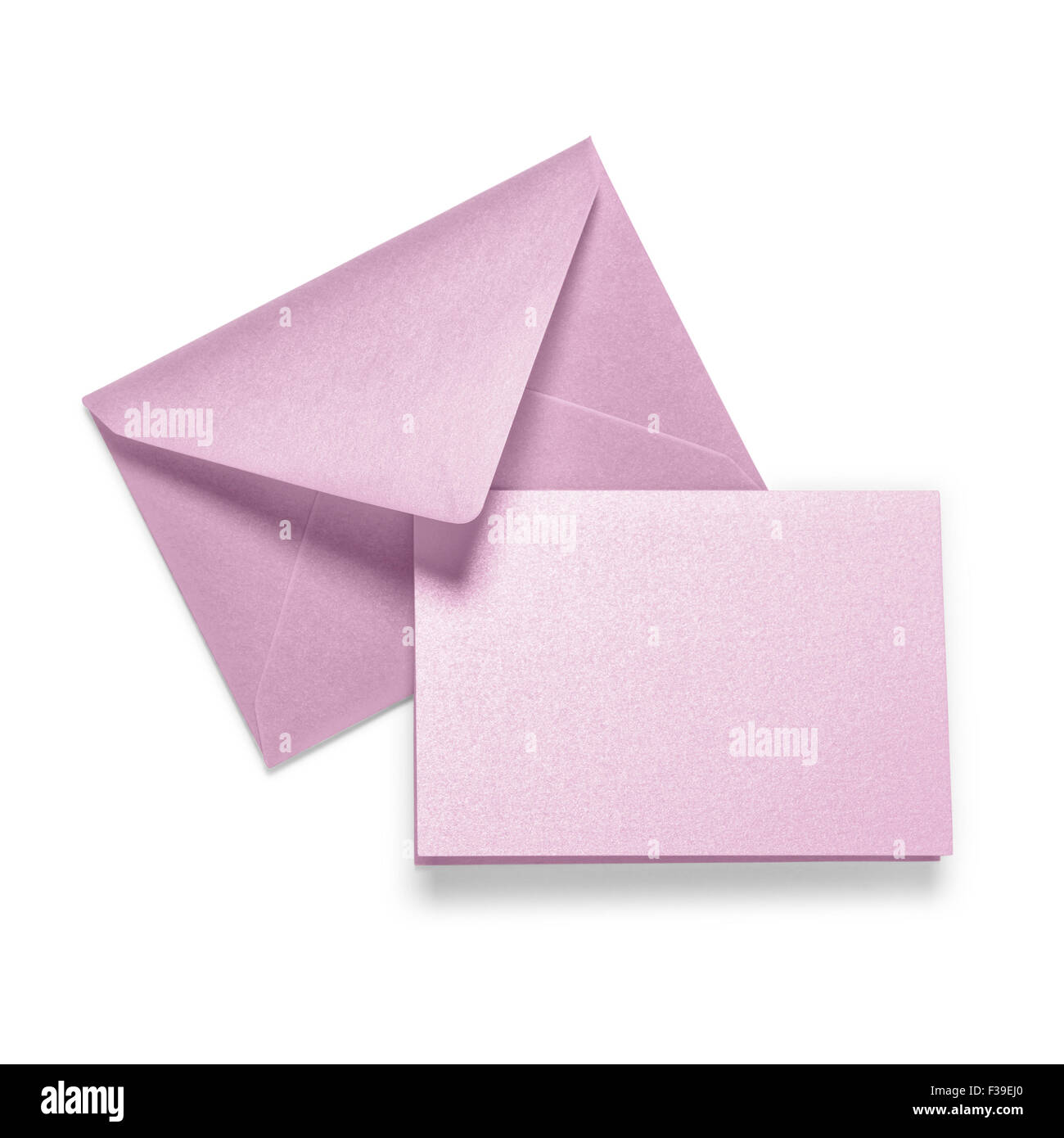 Le lilas enveloppe avec carte de souhaits sur fond blanc. Copier l'espace. Groupe objets with clipping path Banque D'Images
