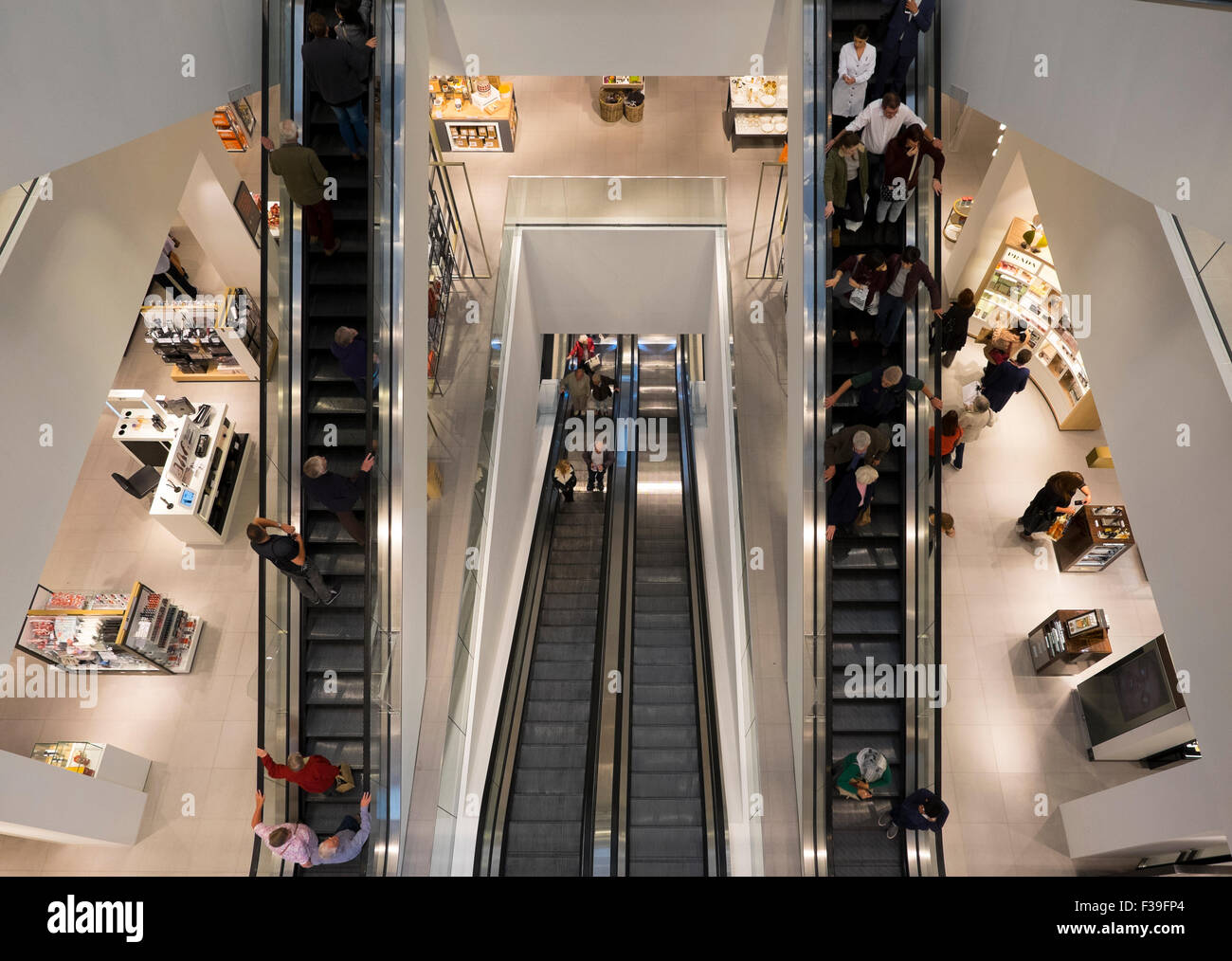 Shoppers on escalators dans magasin John Lewis, Grand Central Shopping Centre, Birmingham, Angleterre, RU Banque D'Images