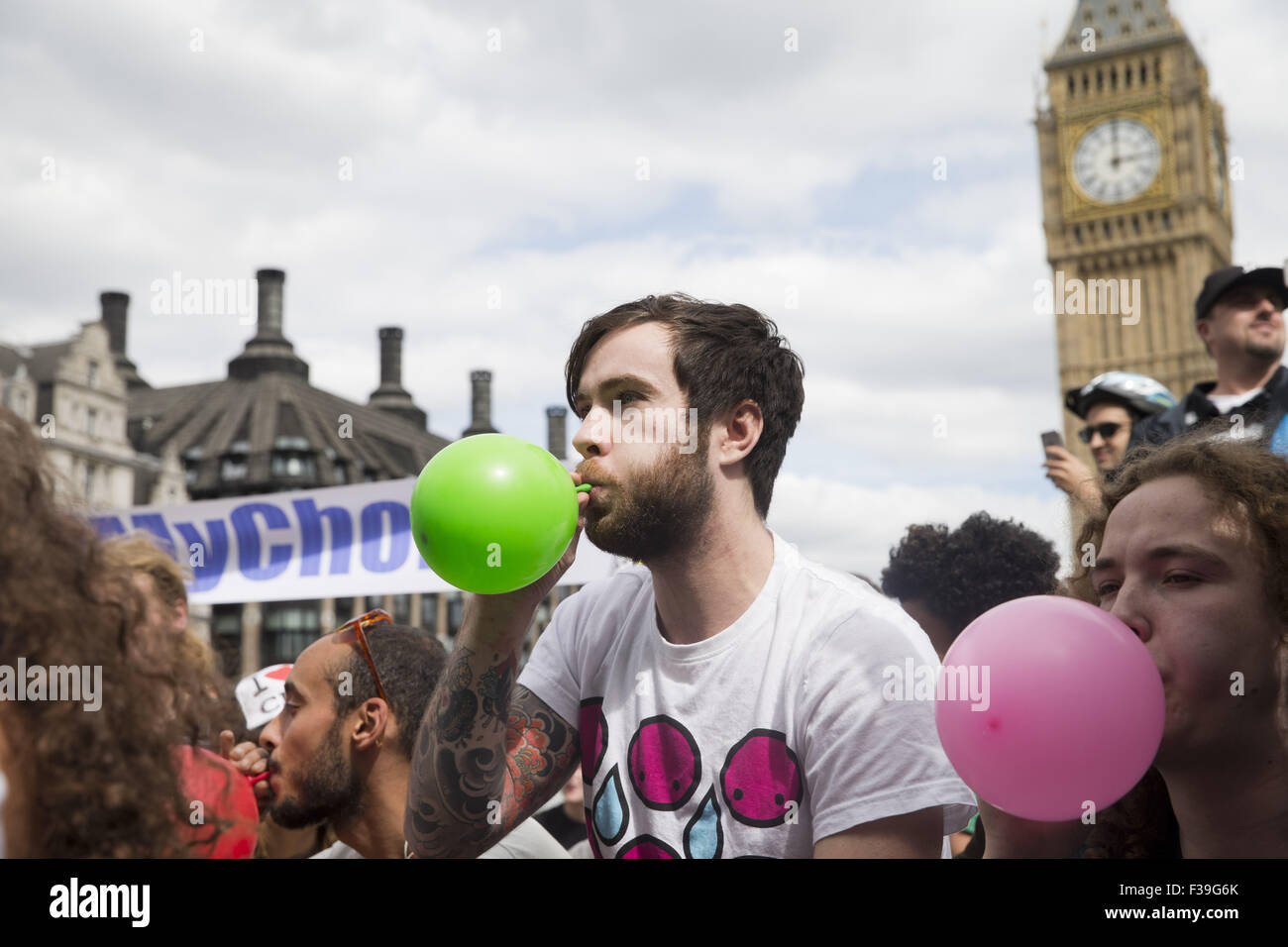 Les manifestants se rassemblent dans la place du Parlement pour une masse l'inhalation de protoxyde d'azote contre le nouveau projet de loi de "possession d'une substance psychoactive dans l'intention de l'offre comprend : Atmosphère Où : London, Royaume-Uni Quand : 01 août 2015 Banque D'Images
