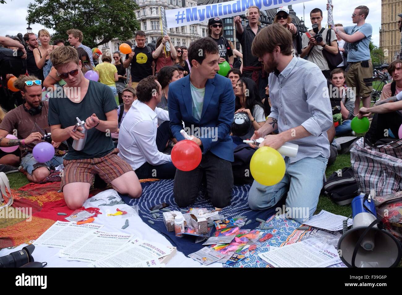 Les manifestants se rassemblent dans la place du Parlement pour une masse l'inhalation de protoxyde d'azote contre le nouveau projet de loi de "possession d'une substance psychoactive dans l'intention de l'offre comprend : Atmosphère Où : London, Royaume-Uni Quand : 01 août 2015 Banque D'Images