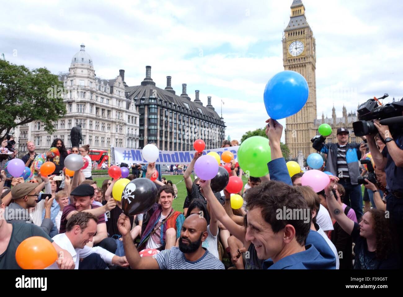 Les manifestants se rassemblent dans la place du Parlement pour une masse l'inhalation de protoxyde d'azote contre le nouveau projet de loi de "possession d'une substance psychoactive dans l'intention de l'offre comprend : Atmosphère Où : London, Royaume-Uni Quand : 01 août 2015 Banque D'Images