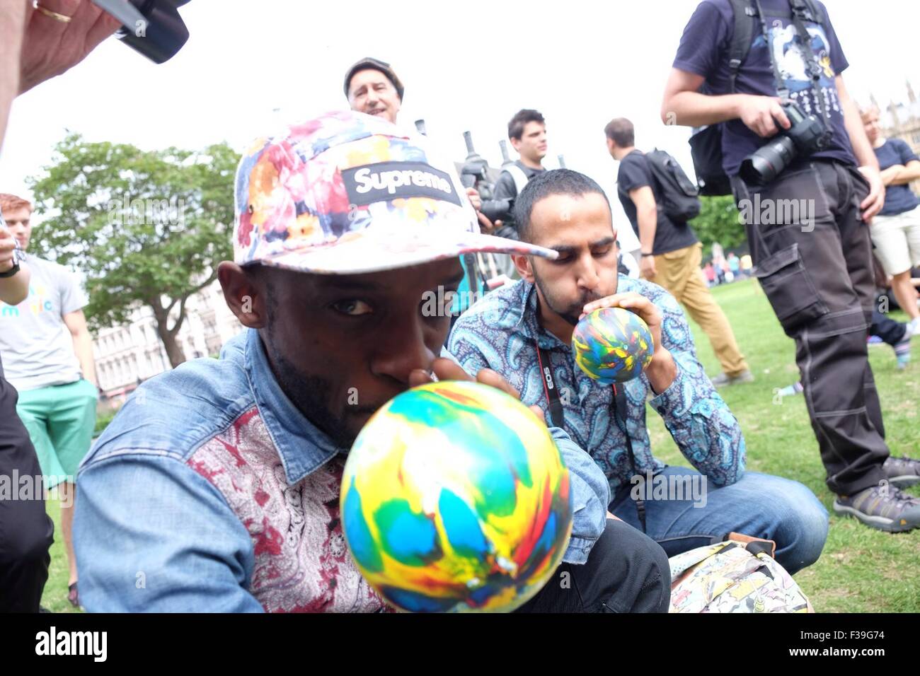 Les manifestants se rassemblent dans la place du Parlement pour une masse l'inhalation de protoxyde d'azote contre le nouveau projet de loi de "possession d'une substance psychoactive dans l'intention de l'offre comprend : Atmosphère Où : London, Royaume-Uni Quand : 01 août 2015 Banque D'Images