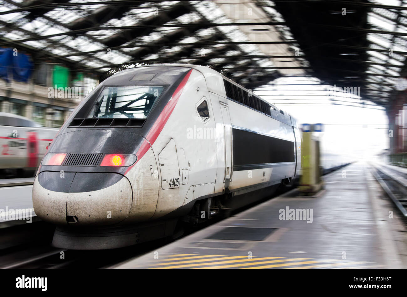 Un train à grande vitesse sur une gare ferroviaire Banque D'Images