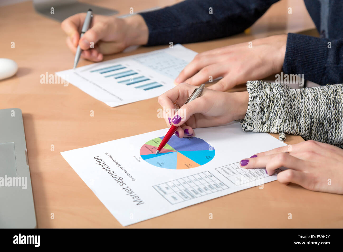 Mains d'hommes et femmes d'affaires canadiens travaillant sur les cartes papier imprimé Banque D'Images