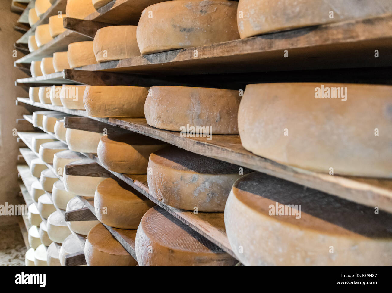 Chalet de montagne qui produit et vend des fromages faits maison. Banque D'Images