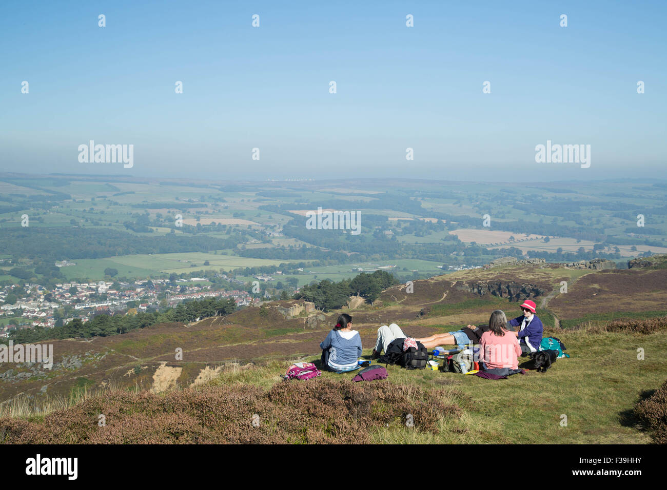 Ilkley Moor dans le West Yorkshire, au Royaume-Uni. 2 octobre 2015. Météo France : Day trippers profiter du magnifique soleil d'automne et une vue fantastique sur le dessus d'Ilkley Moor dans le West Yorkshire, au Royaume-Uni. 2 octobre 2015. Forecaster ont prédit que le pays est de profiter d'un derniers jours de printemps chaud, comme la météo, avant que les choses commencent à tourner et orageux humide de la semaine prochaine. Crédit : Ian Hinchliffe/Alamy Live News Banque D'Images